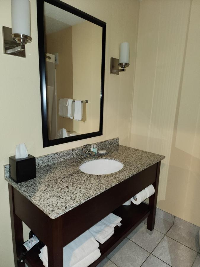 Quality Inn & Suites Bellville - Mansfield Dış mekan fotoğraf