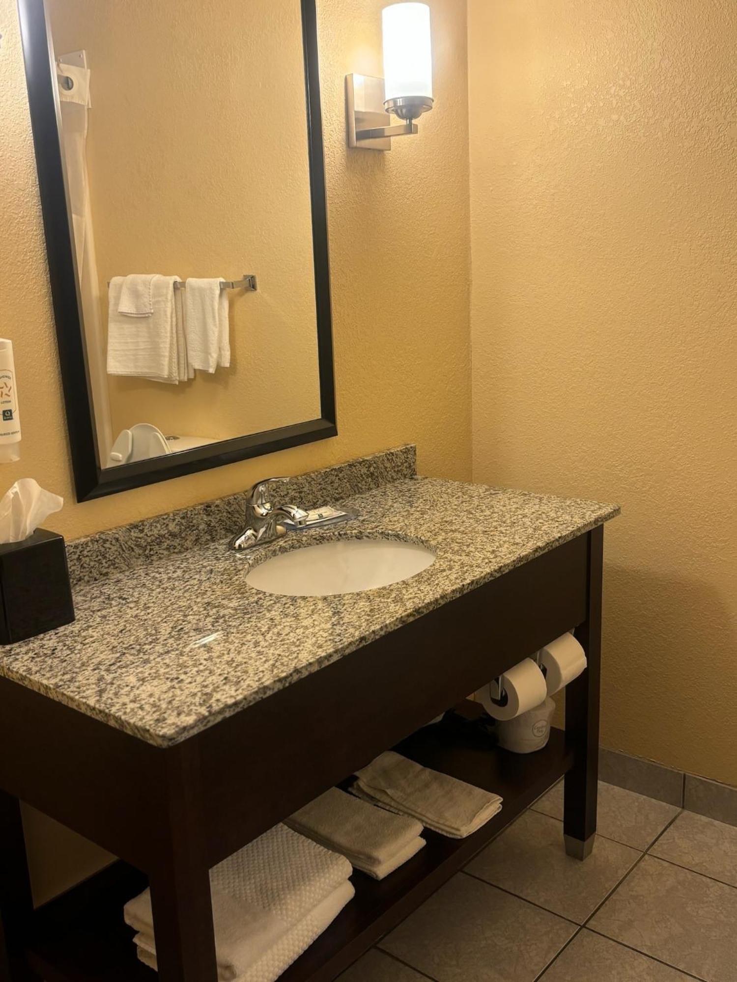 Quality Inn & Suites Bellville - Mansfield Dış mekan fotoğraf